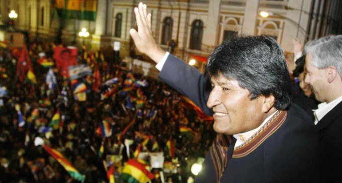 Evo Morales asume liderazgo indígena en ceremonia ancestral