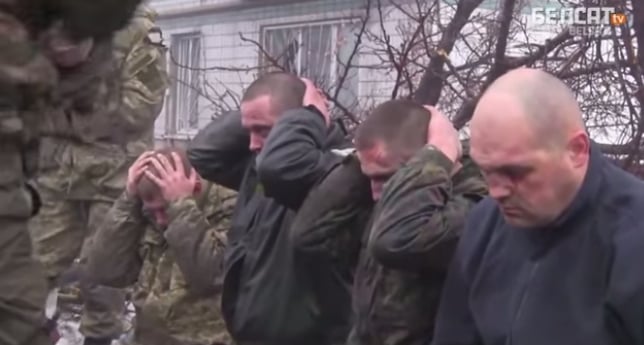 Inquietante vídeo muestra militares pro-rusos maltratando a prisioneros de guerra ucranianos