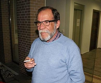 Político español denunciado por fumar… y ladrar