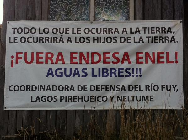 (Video) Comunidades mapuche confrontan a Endesa en sus oficinas por proyecto Neltume