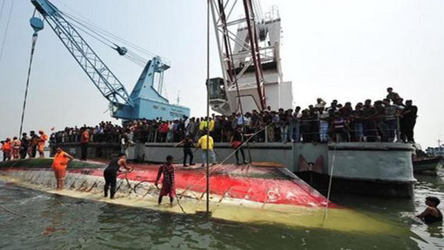 Al menos setenta muertos tras el hundimiento de un ferry en Bangladesh