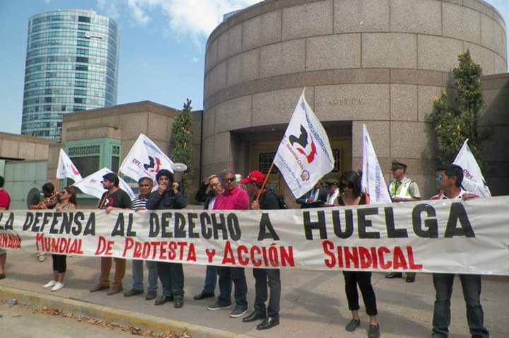 Trabajadores protestan en la embajada de EE.UU.