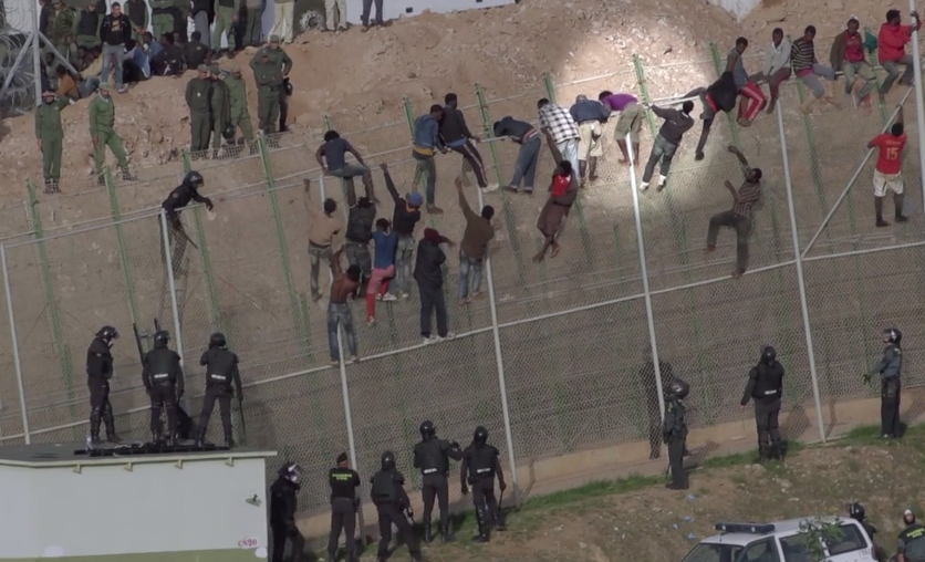 Miembros de la Guardia Civil española imputados por expulsar a golpes a un inmigrante en la valla de Melilla [VÍDEO]