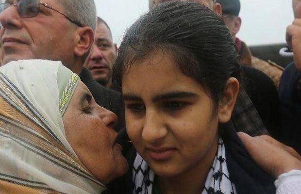 Liberan a la niña palestina más joven de una cárcel israelí