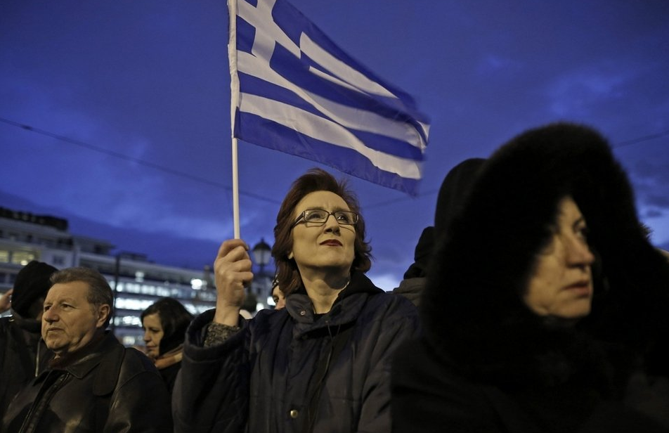 Miles de griegos salen a la calle en apoyo al Gobierno de Tsipras