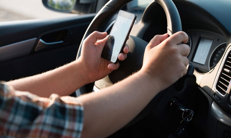 Diputados presentan proyecto para sancionar a conductores que usen celulares