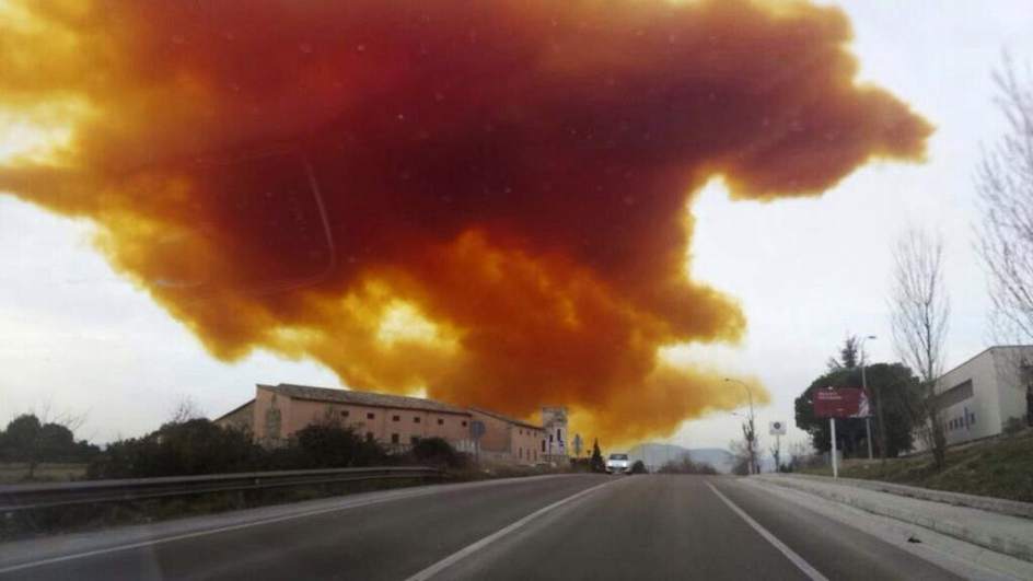 Impresionante nube tóxica cubre el cielo de Barcelona tras explosión química