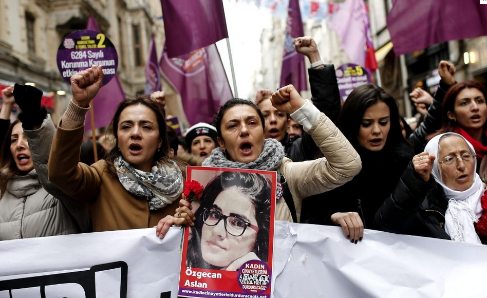 Turquía protesta tras el asesinato de una joven que se resistió a una violación