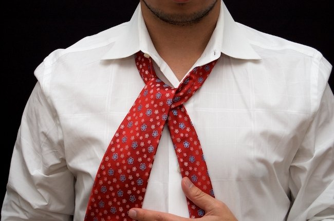 ¿El nudo de la corbata te queda raro? Mira esta infografía.