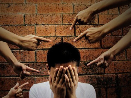 Perú: Un niño de 12 años se suicida después de que su padrastro lo rapara como castigo por ser gay