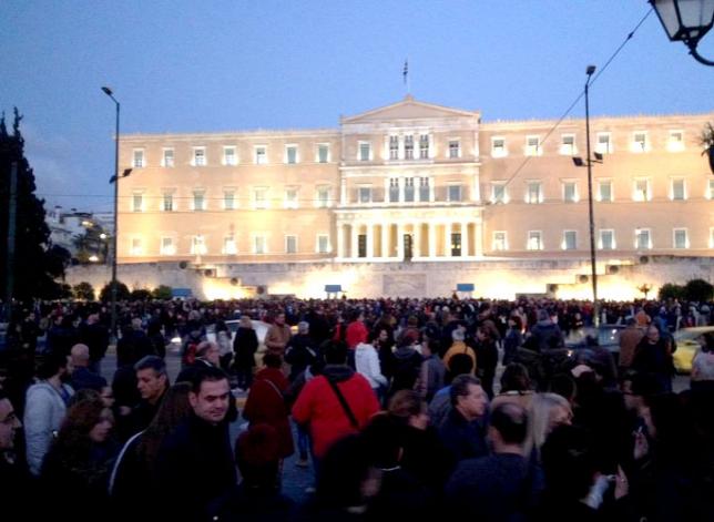 Grecia sale a las calles contra el «chantaje» del Banco Central Europeo