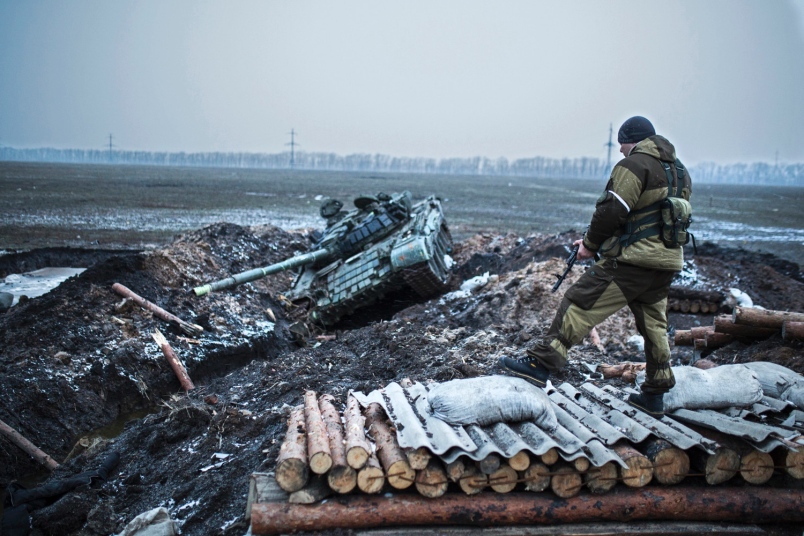 Ucrania abre corredor humanitario: evacua pueblo al este del país