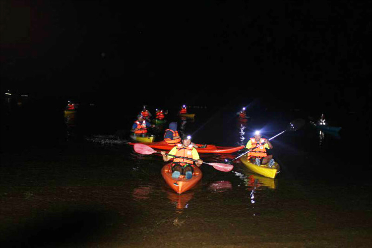 Kayak nocturno por el lago Riñihue ¡una verdadera aventura!