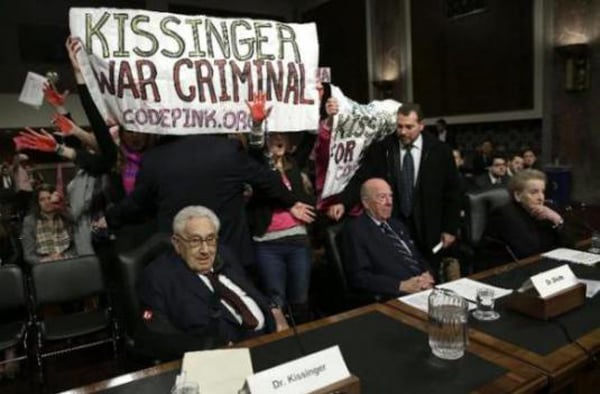 Manifestantes acusaron a Kissinger en Congreso norteamericano de ser arquitecto del golpe de Estado en Chile