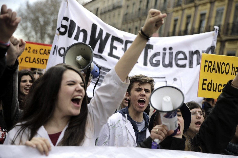 Los estudiantes españoles se toman las calles: «Quien siembra miseria recoge rabia»