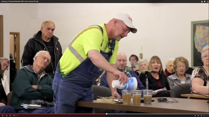 Agricultor invita a beber agua contaminada por el fracking a partidarios de esta técnica