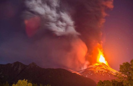 Onemi mantiene alerta roja tras erupción del Volcán Villarrica