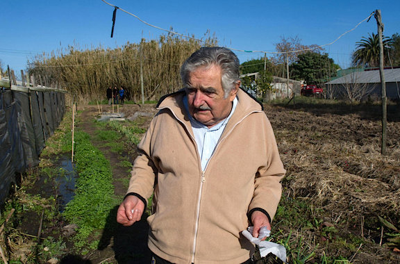 Mujica inaugura escuela agraria en su casa de Montevideo