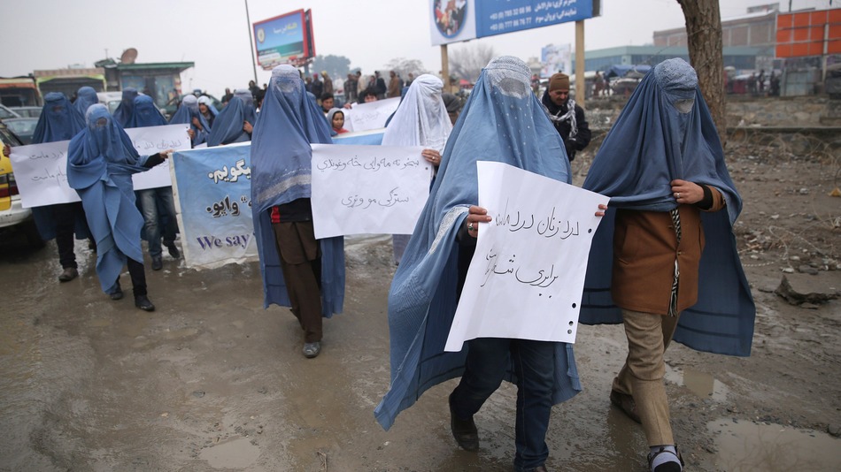Hombres con burka protestan en Afganistán: «La igualdad es nuestra consigna»