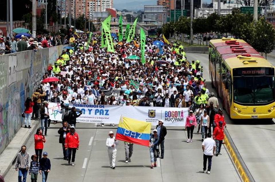 Miles de personas en Colombia marchan por la paz y el fin de la violencia
