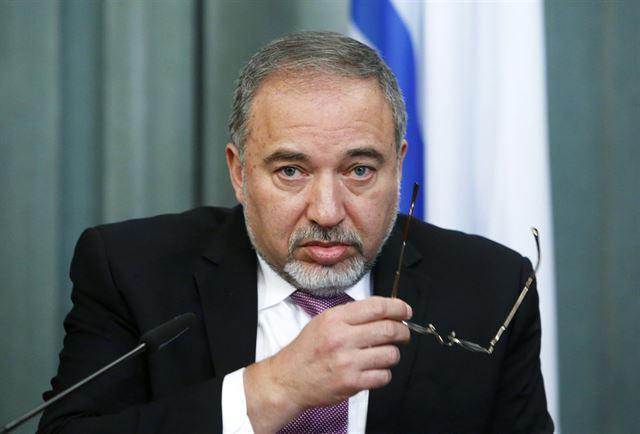 El ministro de Exteriores de Israel declara que los árabes-israelíes desleales deben ser «decapitados con un hacha»