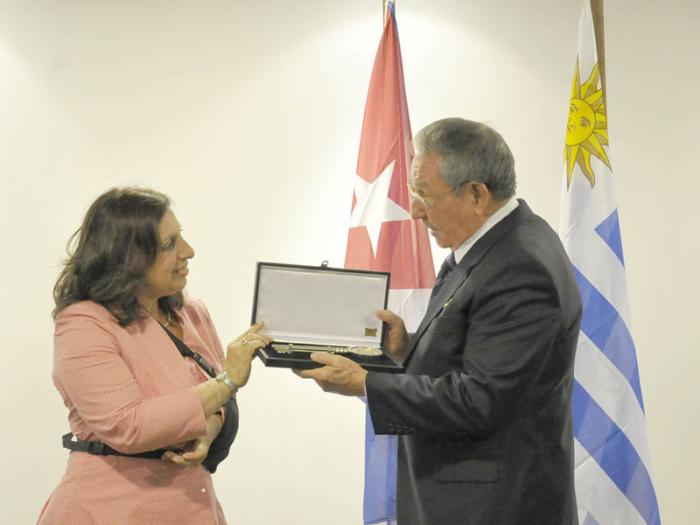 Raúl Castro recibe la Llave de la Ciudad de Montevideo