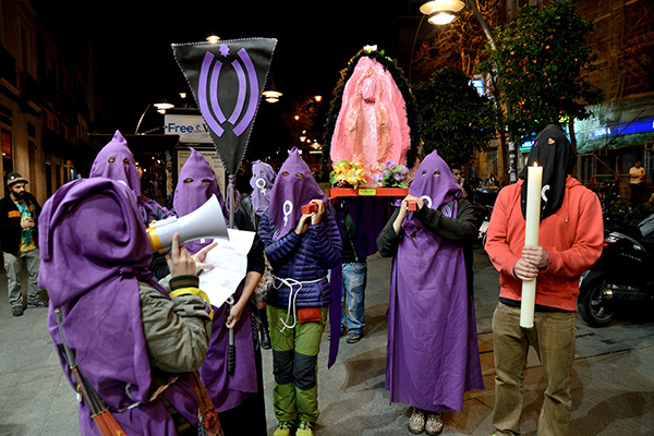 Feministas parodian las procesiones de Semana Santa para reivindicar los derechos de las mujeres