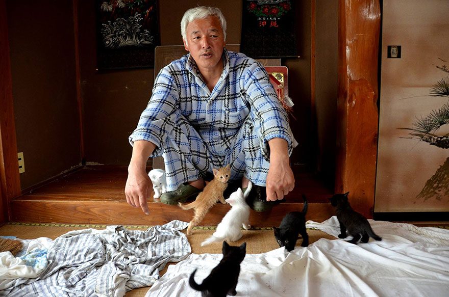El hombre que arriesga su vida alimentando a los animales de la zona radiactiva de Fukushima