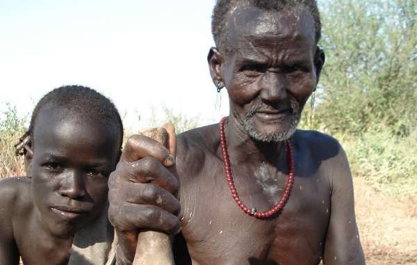 Etiopía: tribu pasa hambre mientras una presa y el acaparamiento de tierras secan el río del que dependen