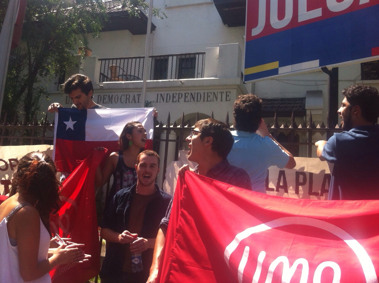 Estudiantes de la UNE se manifiestan en la UDI en contra de los Penta-involucrados