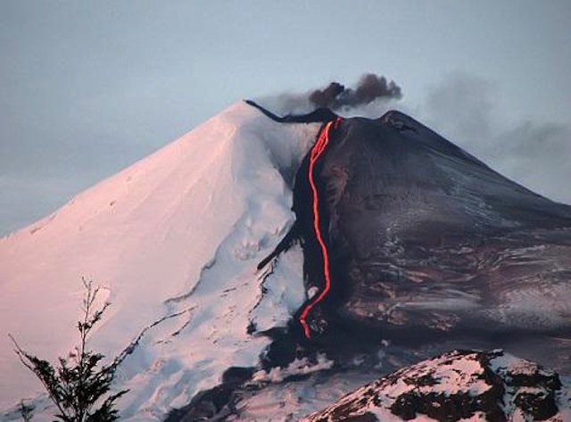 La erupción simultánea de 5 volcanes, el repliegue de la invasión española y la resistencia Mapuche