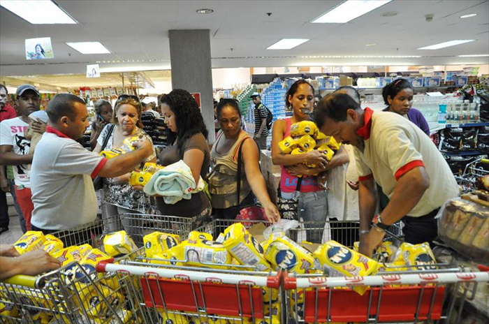 Respondiendo a los argumentos sobre la escasez, las colas y la inflación en Venezuela
