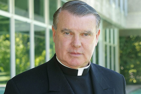 Congreso aprueba proyectos que revocan nacionalidad de sacerdote pedófilo John O’Reilly