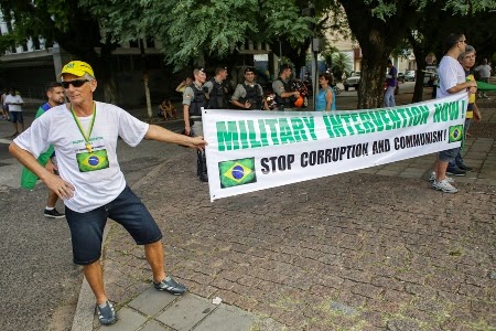 Manifestantes piden en inglés que vengan los militares de EEUU a salvar a Brasil del «Comunismo»