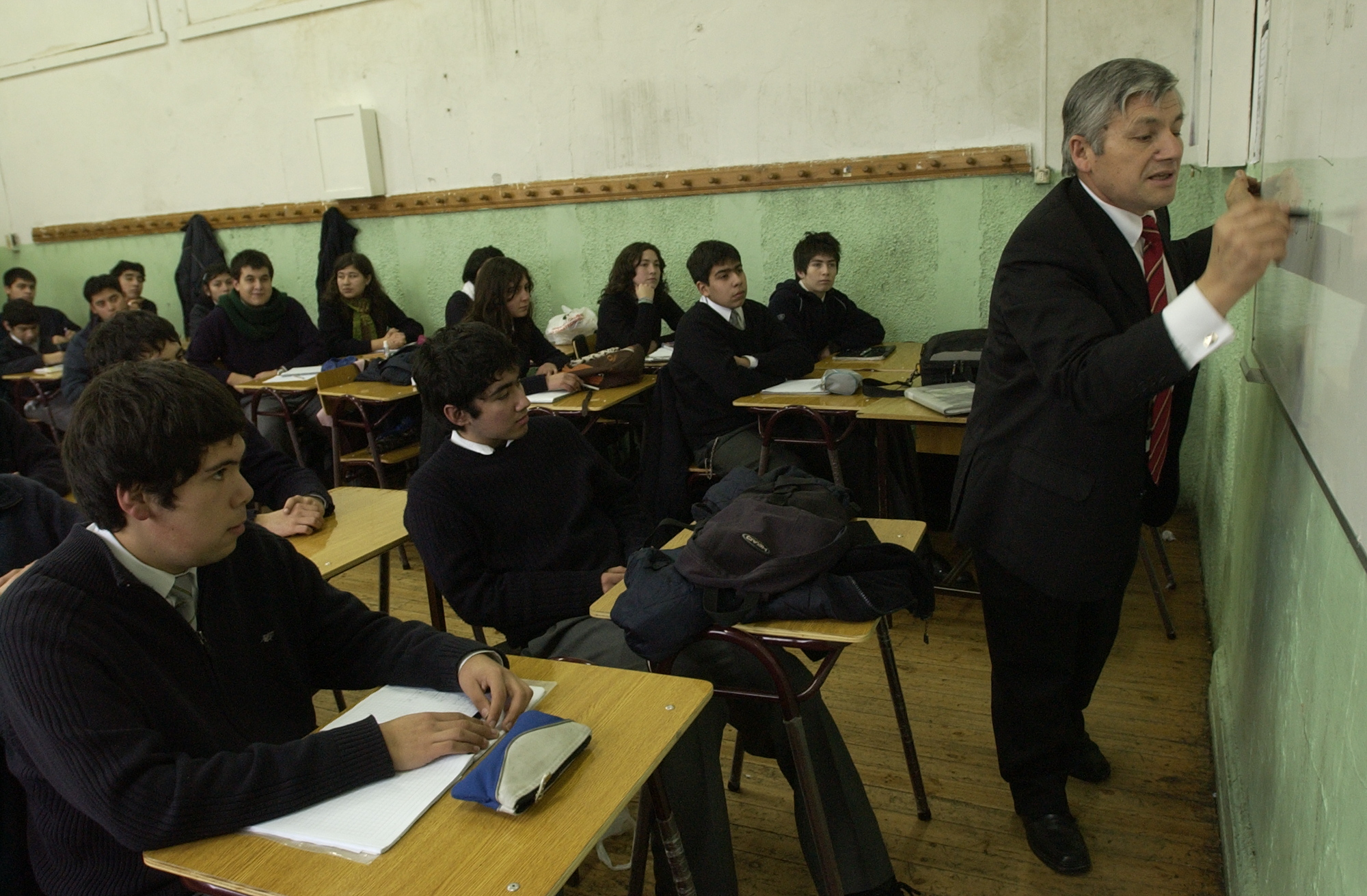 Solo un tercio de los chilenos adultos tiene educación media completa