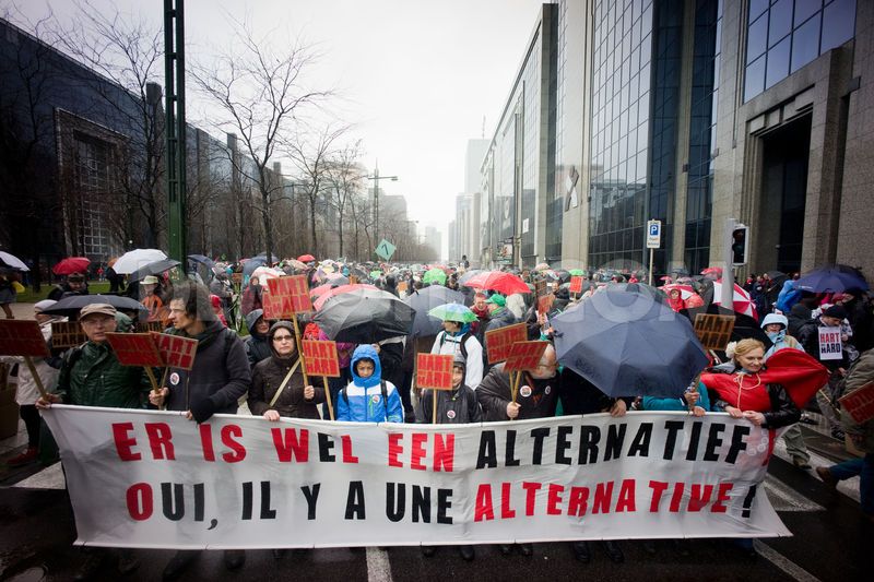 Masiva protesta en Bruselas contra políticas capitalistas que empobrecen a trabajadores
