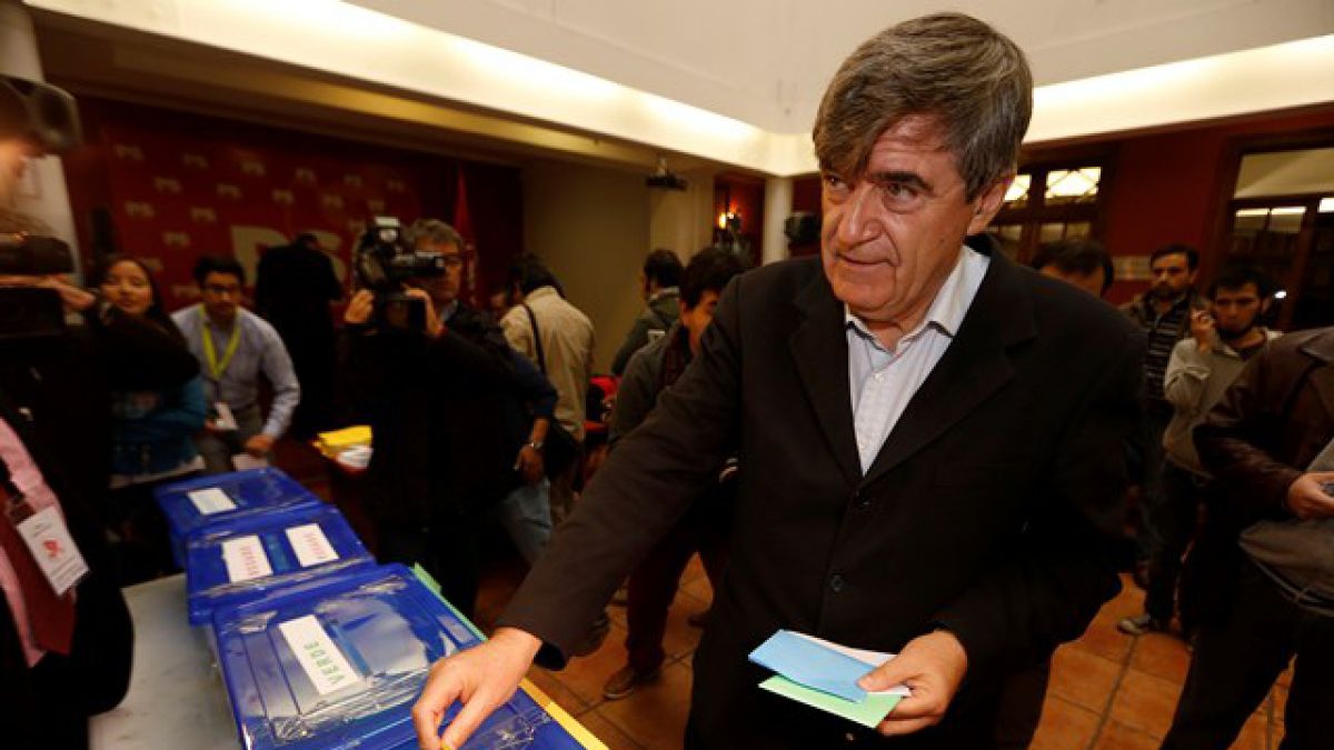 Camilo Escalona asumió tempranamente la victoria de Isabel Allende en las elecciones del PS
