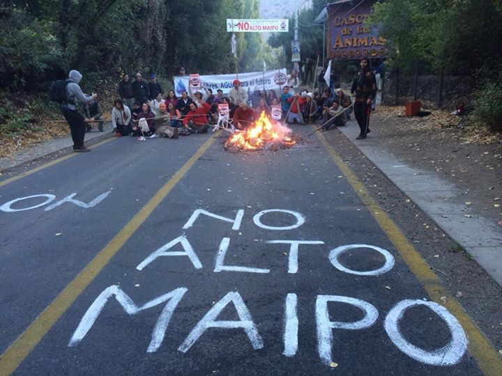 Vecinos bloquean los camiones de Alto Maipo con barricadas