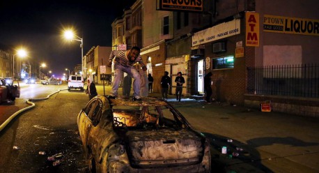 Decretan toque de queda en Baltimore por disturbios