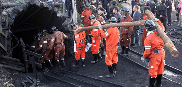 China: 7 muertos y 17 atrapados tras la inundación de una mina de carbón