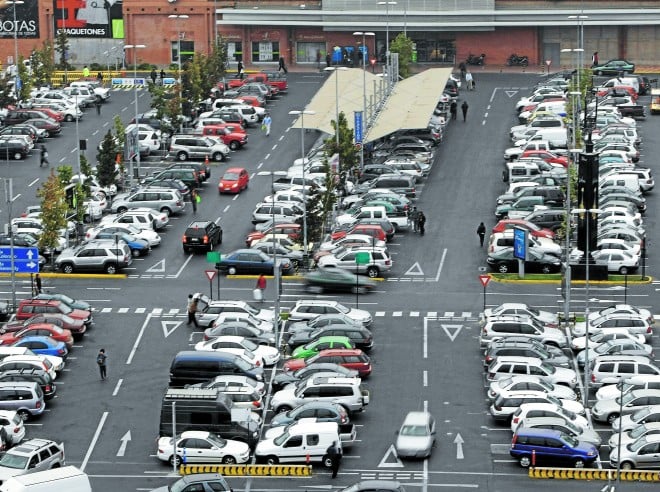 Acusan a Ministro de Economía de “ser el gran operador de los centros comerciales para impedir gratuidad en estacionamientos»