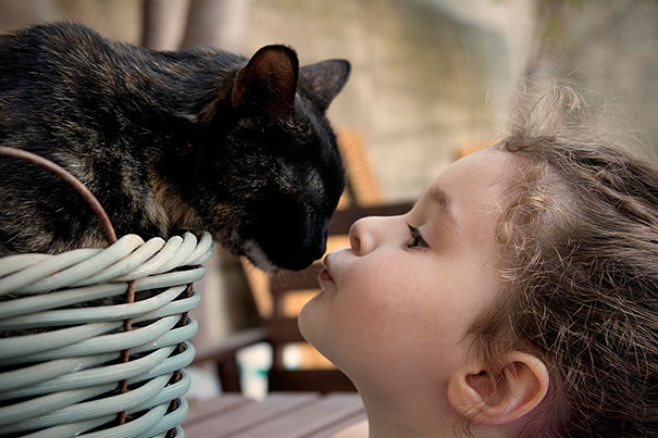 30 fotos adorables que demuestran porqué todo niño necesita un gato en su vida
