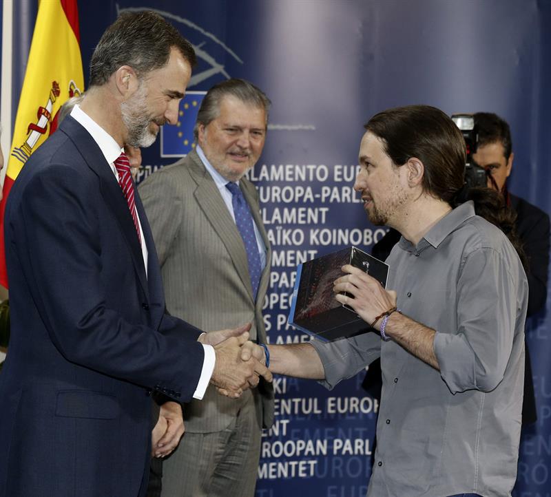 Pablo Iglesias regala al Rey de España la colección de Juego de Tronos