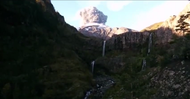 Impresionante acierto el de este excursionista que grabó el momento exacto de la erupción del volcán Calbuco