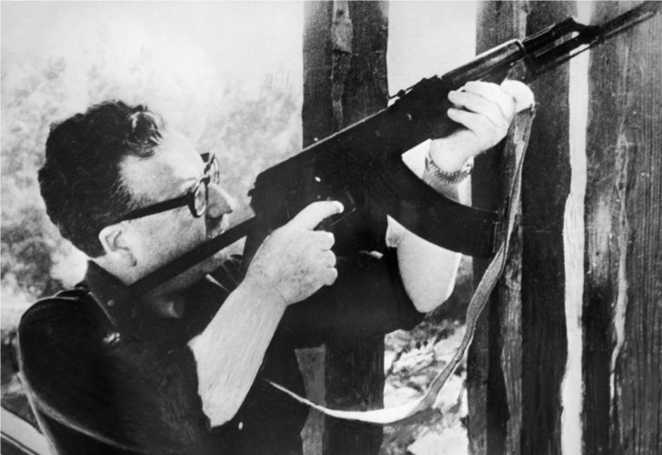 Historia y ficción: La universal confusión acerca del fusil AK del presidente Allende