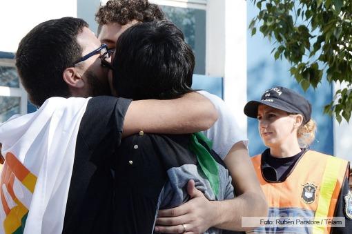 Argentina: Protestan con una «besada» frente a la central de policía de San Juan