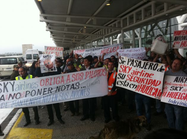 Ahora: Finaliza bloqueo de trabajadores de la empresa LAN al aeropuerto internacional de Santiago