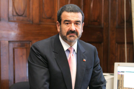 Revista uruguaya califica a Luksic como «el gran titiritero de Chile»