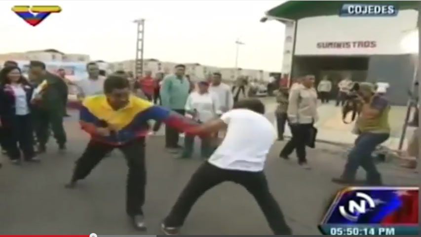Maduro protagoniza pelea de boxeo en la calle y se compara con Mohamed Ali [Video]