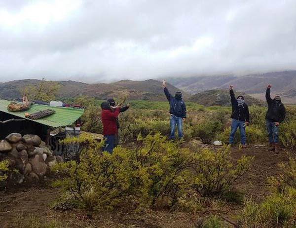 Mapuches que tomaron tierras de Benetton denuncian que la policía les disparó